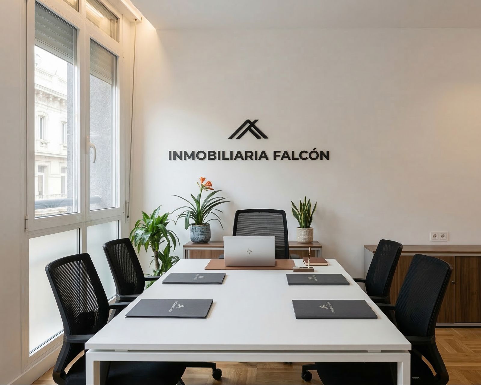 Oficina de Inmobiliaria Falcón en García Barbón, 30