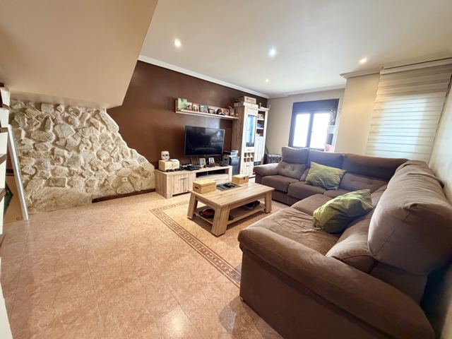 Casa Reformada de 3 Plantas con Garaje